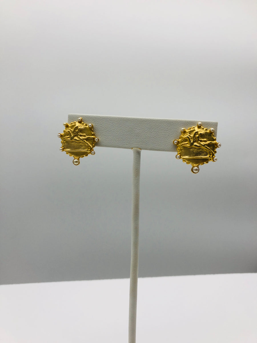 POST EARRING IN RICH MAT GOLD WITH PEARLS